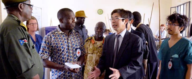 Photographie d'un responsable japonais du Comité de la Croix-Rouge et d'un représentant de la Croix-Rouge d'un autre pays discutant ensemble.